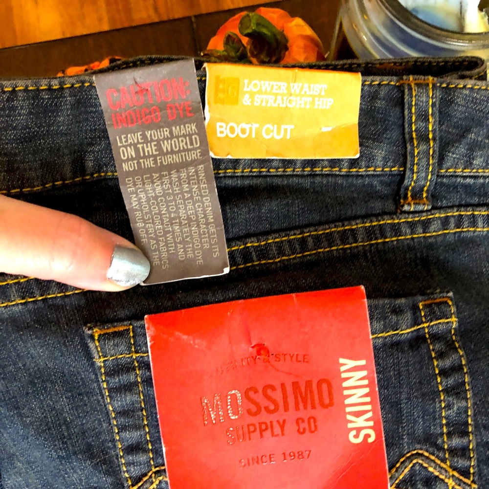 Lower waist straight hipped Mossimo jeans w tags